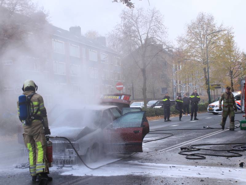 Auto vliegt spontaan in brand voor verkeerslichten