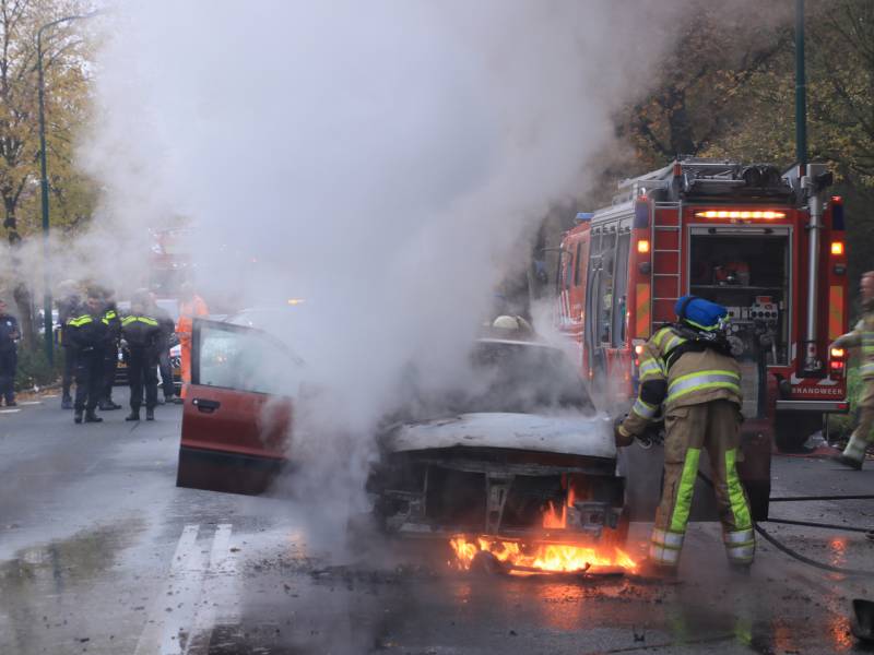 Auto vliegt spontaan in brand voor verkeerslichten