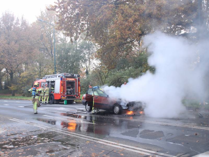 Auto vliegt spontaan in brand voor verkeerslichten