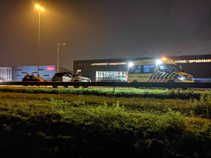 Aanrijding tussen twee auto's en vrachtwagen