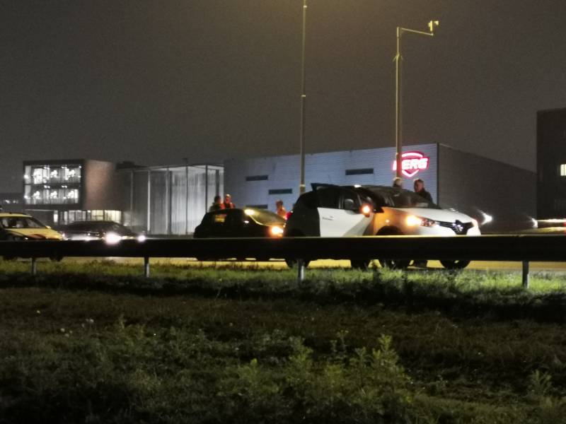 Aanrijding tussen twee auto's en vrachtwagen