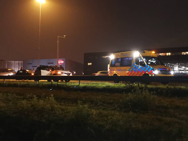 Aanrijding tussen twee auto's en vrachtwagen