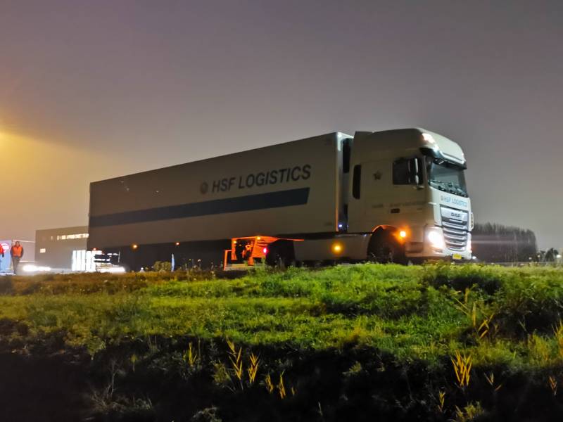 Aanrijding tussen twee auto's en vrachtwagen