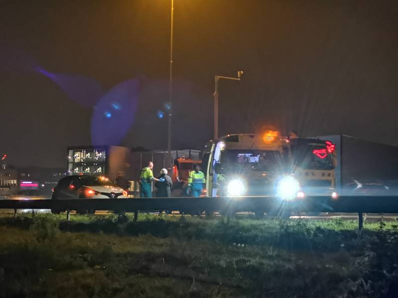 Aanrijding tussen twee auto's en vrachtwagen