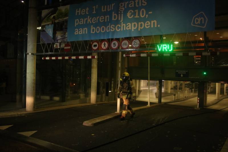 Auto in brand in parkeergarage