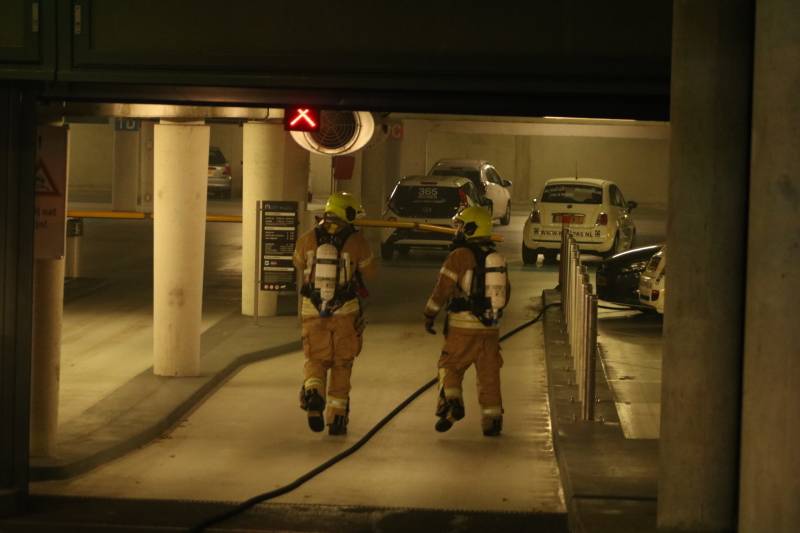 Auto in brand in parkeergarage
