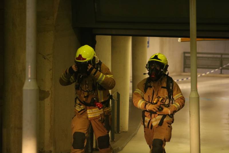 Auto in brand in parkeergarage