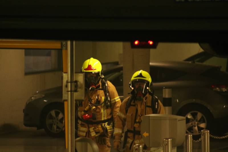 Auto in brand in parkeergarage