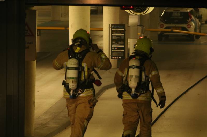 Auto in brand in parkeergarage