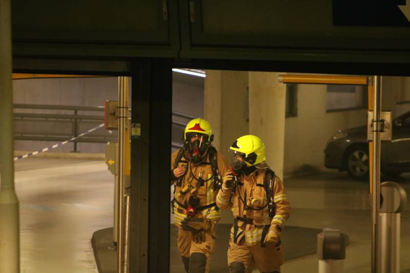 Auto in brand in parkeergarage