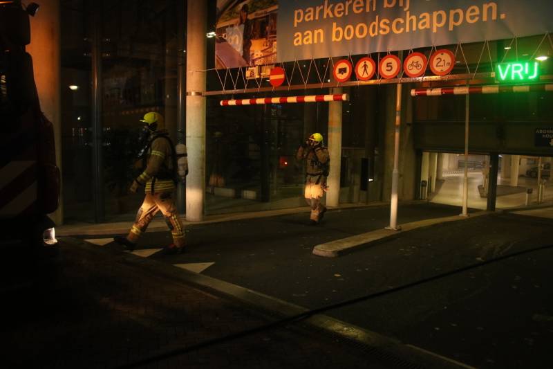 Auto in brand in parkeergarage