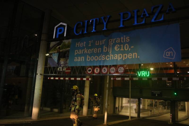 Auto in brand in parkeergarage