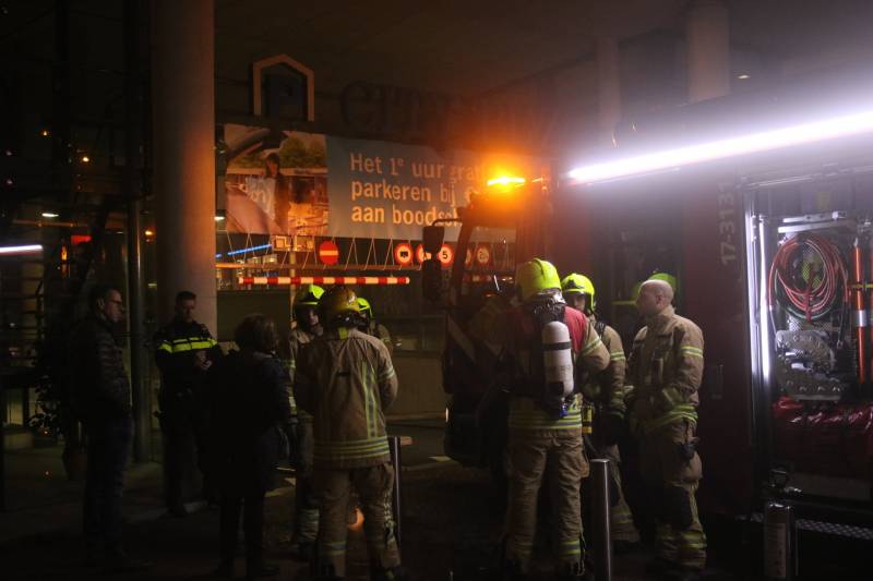 Auto in brand in parkeergarage