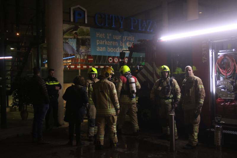 Auto in brand in parkeergarage