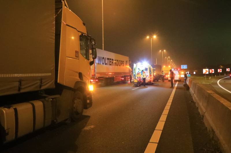 Vrachtwagen ramt auto in flank