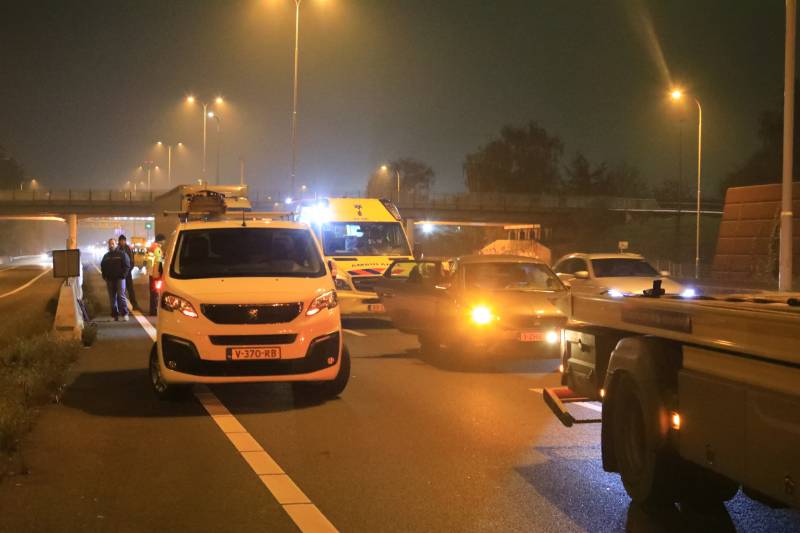 Vrachtwagen ramt auto in flank