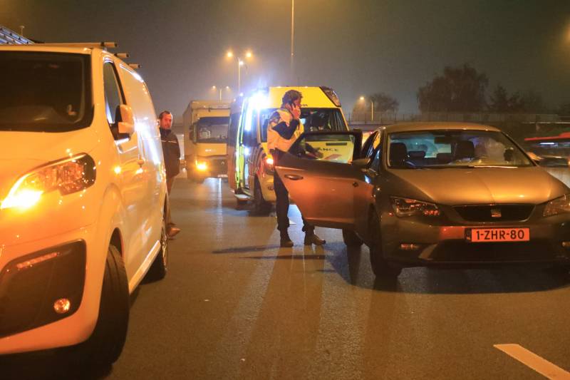 Vrachtwagen ramt auto in flank