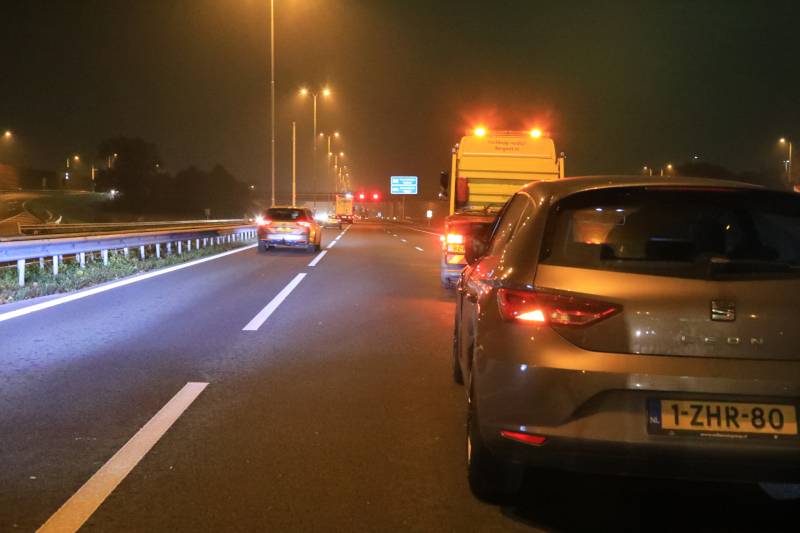 Vrachtwagen ramt auto in flank