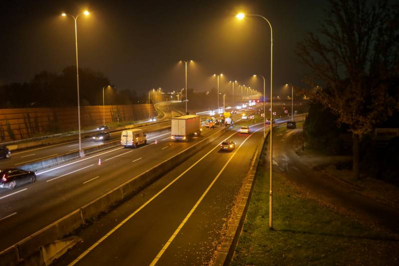 Vrachtwagen ramt auto in flank