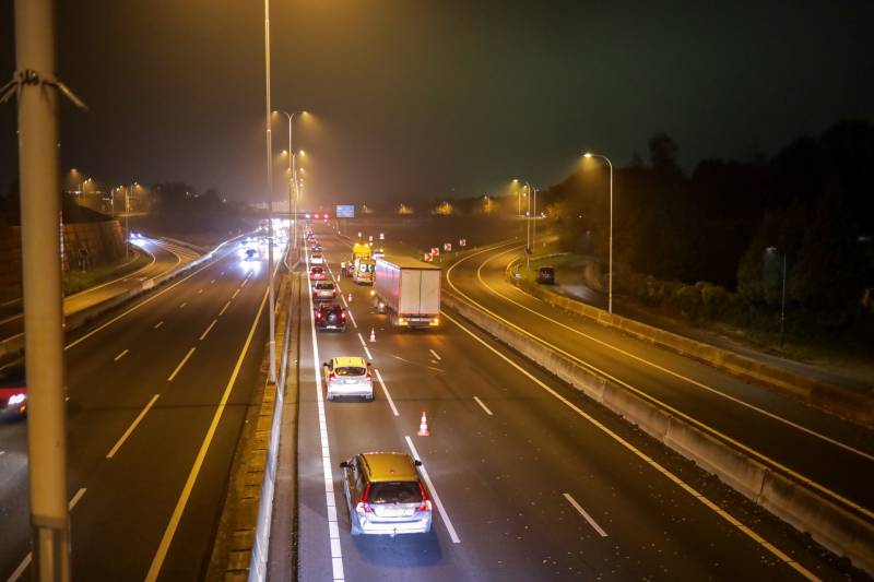 Vrachtwagen ramt auto in flank