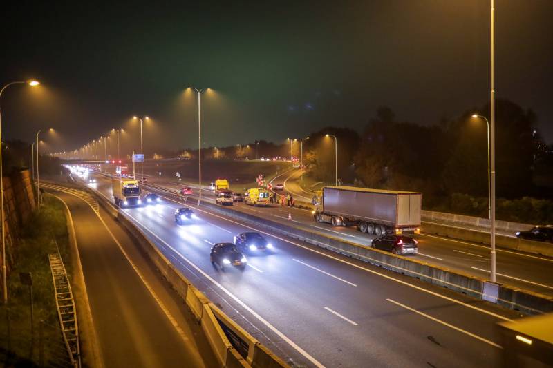 Vrachtwagen ramt auto in flank