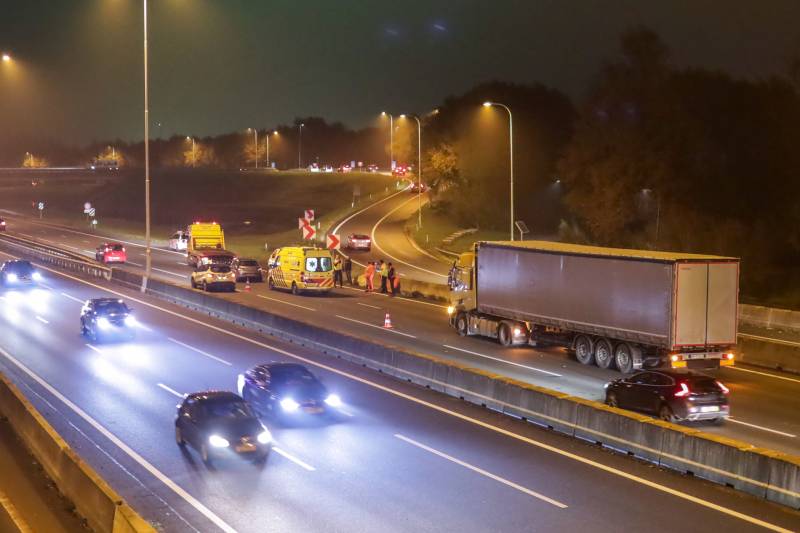 Vrachtwagen ramt auto in flank