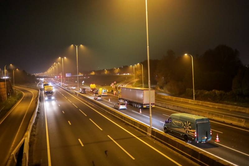 Vrachtwagen ramt auto in flank