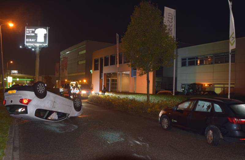 Automobilist botst op geparkeerde personenauto