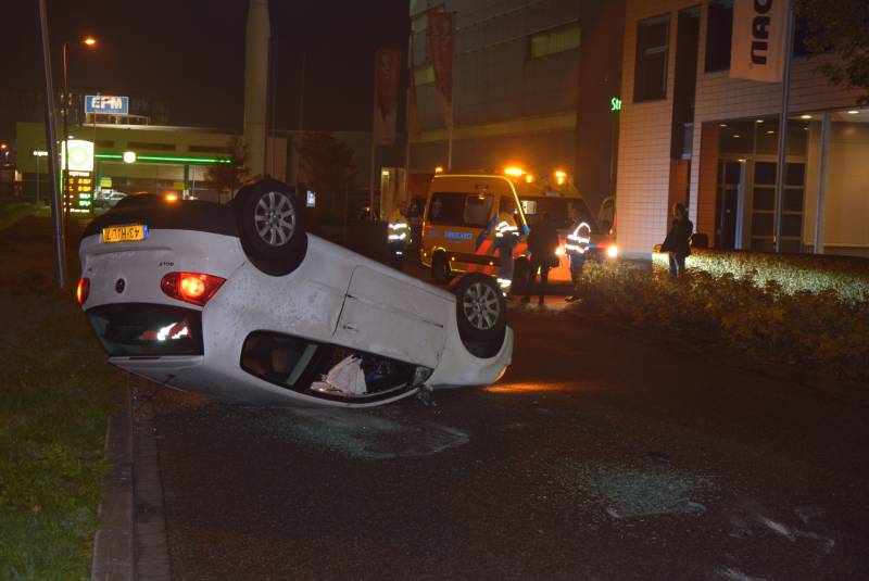 Automobilist botst op geparkeerde personenauto