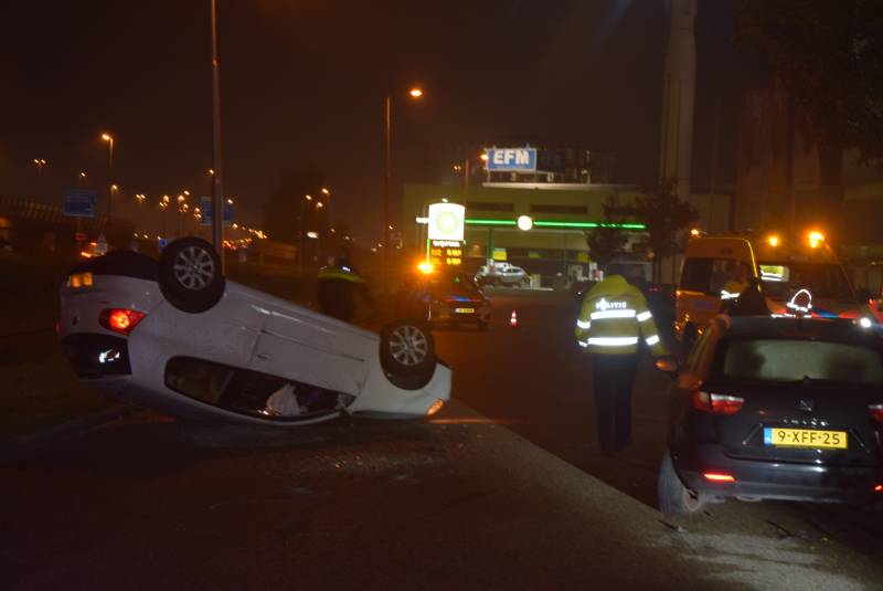 Automobilist botst op geparkeerde personenauto