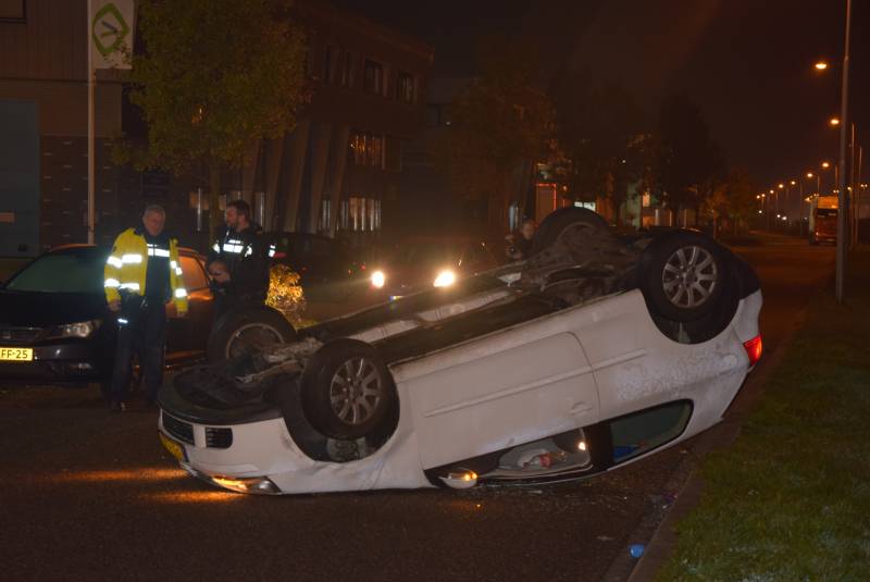Automobilist botst op geparkeerde personenauto