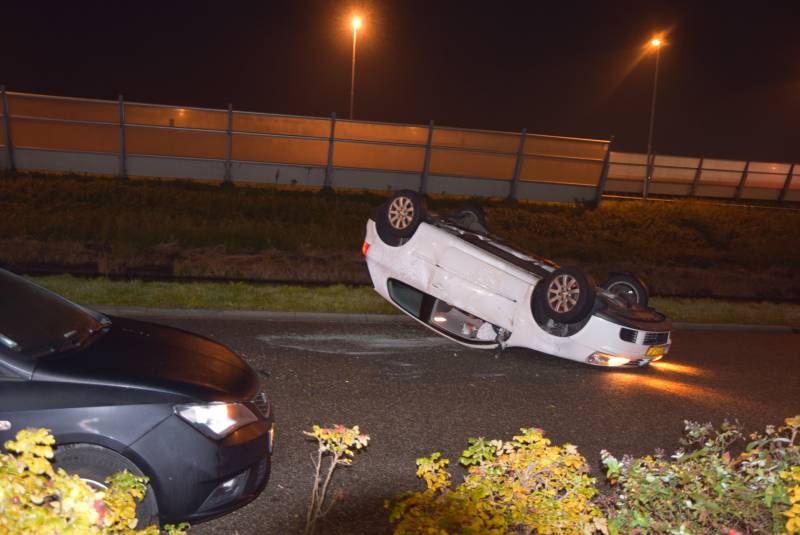 Automobilist botst op geparkeerde personenauto