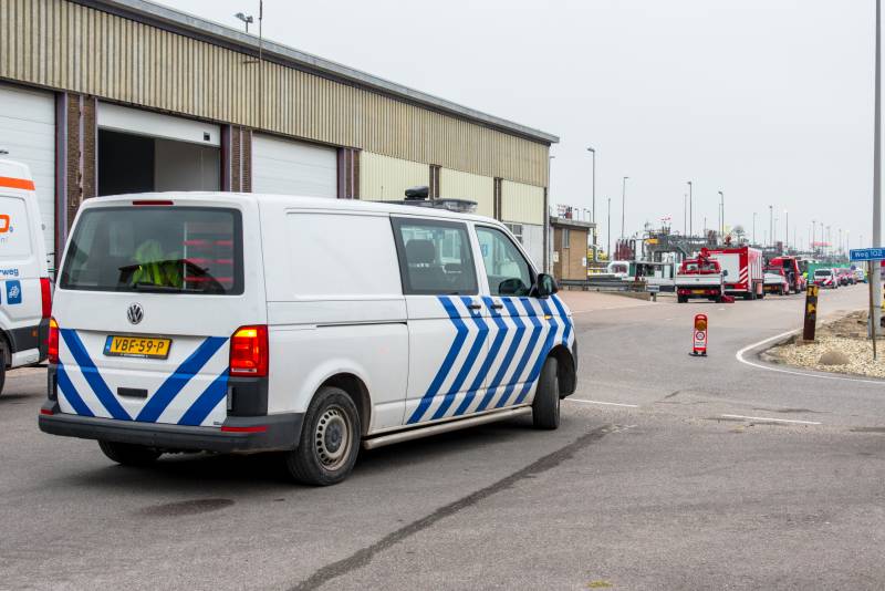 Motortankschip dreigt te kantelen in haven