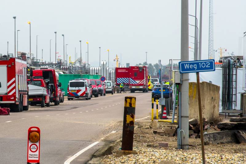 Motortankschip dreigt te kantelen in haven