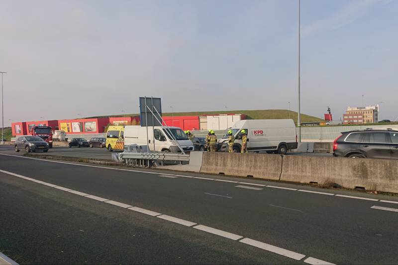 Bestelbus knalt frontaal op RIMOB