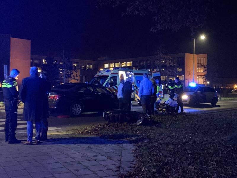 Scooterrijder gewond na aanrijding met personenauto