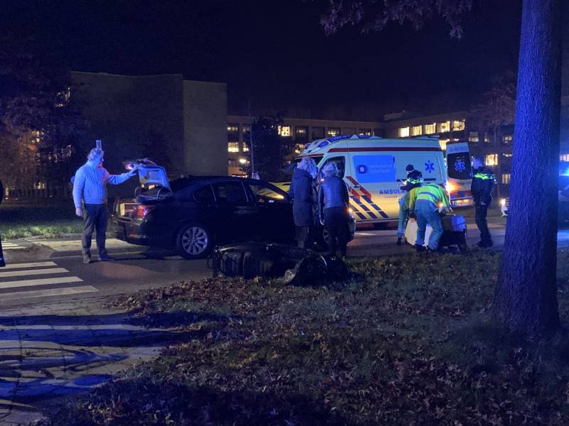 Scooterrijder gewond na aanrijding met personenauto