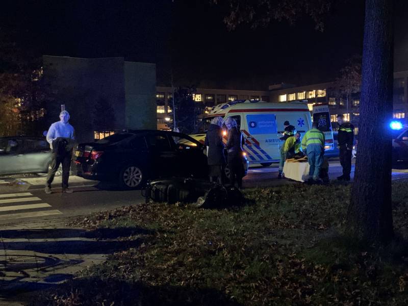 Scooterrijder gewond na aanrijding met personenauto