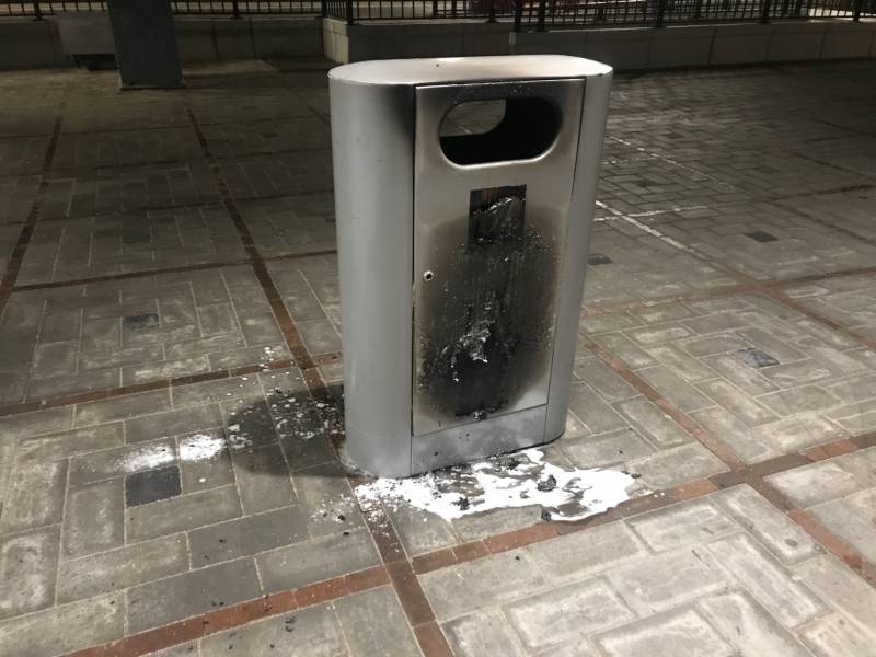 Afvalbak vat vlam op station