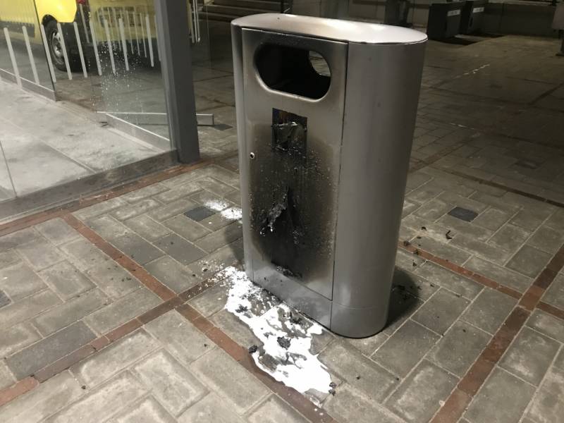 Afvalbak vat vlam op station