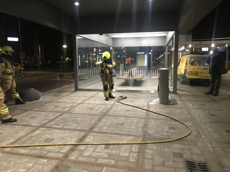 Afvalbak vat vlam op station