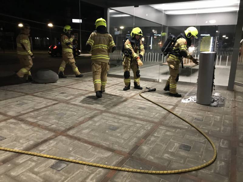 Afvalbak vat vlam op station