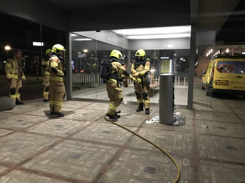Afvalbak vat vlam op station