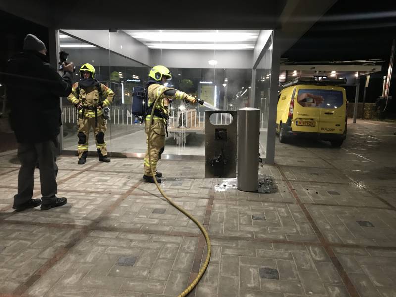 Afvalbak vat vlam op station