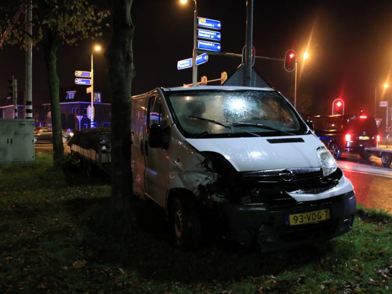 Flinke schade bij aanrijding op druk kruispunt
