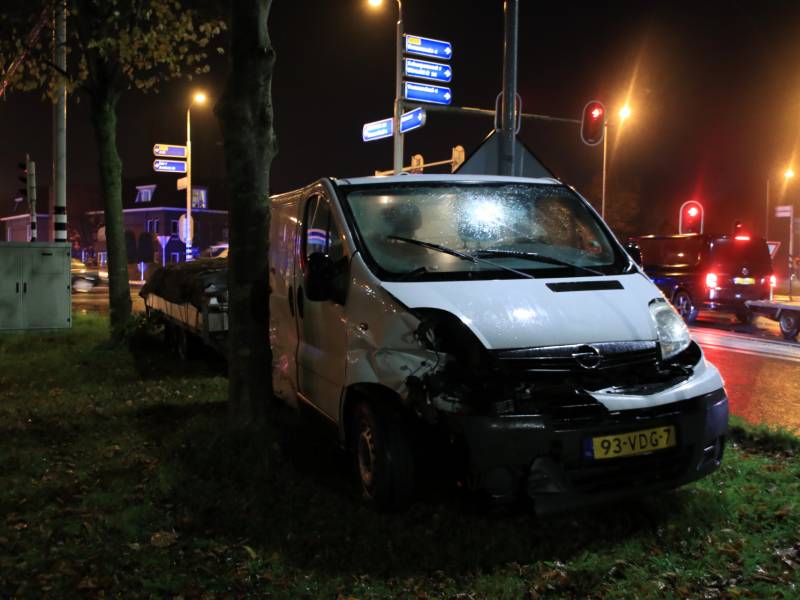 Flinke schade bij aanrijding op druk kruispunt