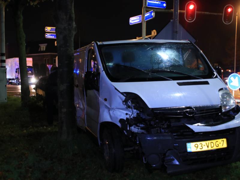 Flinke schade bij aanrijding op druk kruispunt
