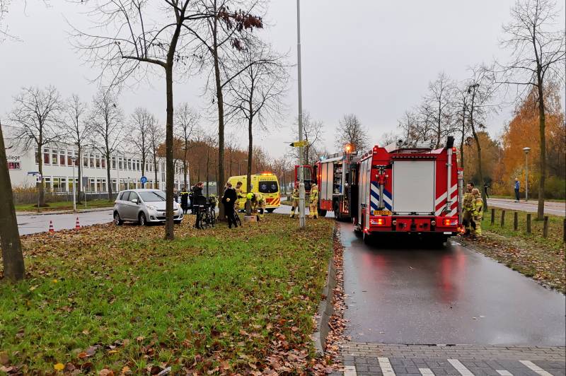 Fietser bekneld onder auto