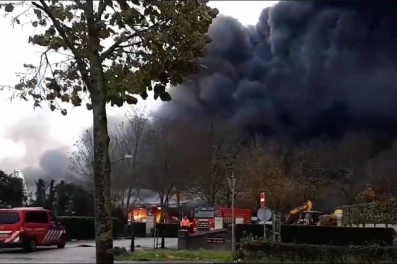 Oldtimers en caravans in loods verwoest door grote brand