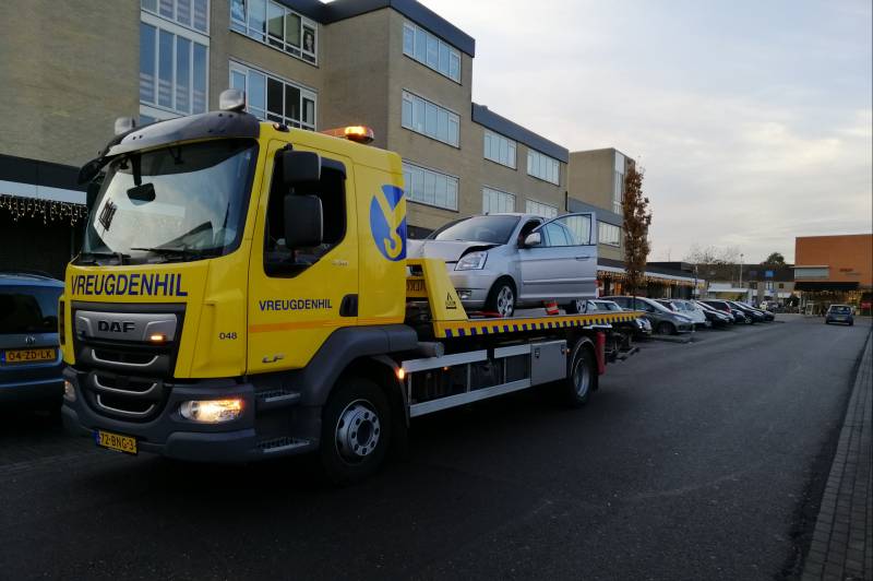 Bestuurster rijdt vanuit parkeervak bushokje aan diggelen